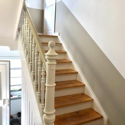 Treppe geschliffen und gestrichen